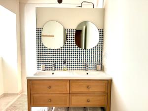 莫南Maison Ganibette, corps de ferme rénové的带水槽和两面镜子的浴室 更多7张照片