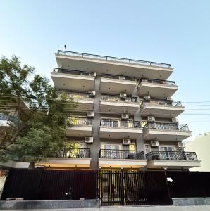 un grand immeuble d'appartements avec des balcons et un portail dans l'établissement BedChambers Luxurious Aparthotel Near Medicity, à Gurgaon