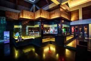Ο χώρος του lounge ή του μπαρ στο Crown Victoria Hotel Tulungagung
