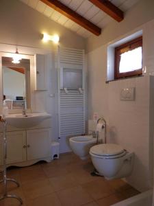 A bathroom at Agriturismo La Corte - Viterbo Terme