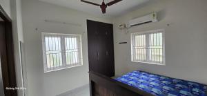 Ένα ή περισσότερα κρεβάτια σε δωμάτιο στο Happy chennai home stay