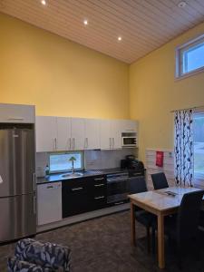 Køkken eller tekøkken på Villa kuukkeli paritalossa