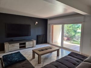 Μια τηλεόραση ή/και κέντρο ψυχαγωγίας στο Calme et paisible maison au milieu de la foret