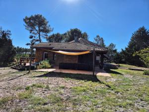 ein Haus mit einem großen Garten davor in der Unterkunft Calme et paisible maison au milieu de la foret in Arx