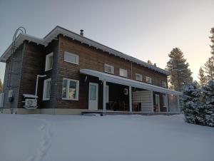 Villa kuukkeli paritalossa om vinteren