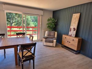 Posezení v ubytování Calme et paisible maison au milieu de la foret