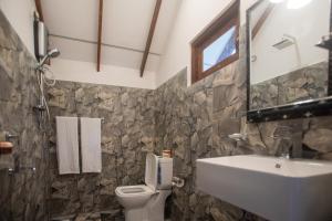 een badkamer met wastafel en toilet bij Middle of The Village Sigiriya in Palutawa