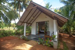 een klein huisje midden in een bos bij Middle of The Village Sigiriya in Palutawa