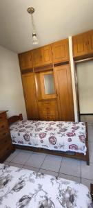 1 Schlafzimmer mit 2 Betten und Holzschränken in der Unterkunft Casa LV 2 in Lençóis