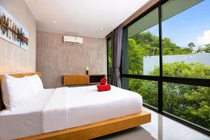 Postel nebo postele na pokoji v ubytování Nature-Inspired 2BR Duplex P12 with pool and gym + 21 fotografií