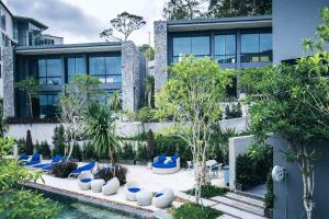 Zahrada ubytování Nature-Inspired 2BR Duplex P12 with pool and gym