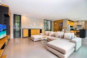 Kuchyň nebo kuchyňský kout v ubytování Nature-Inspired 2BR Duplex P12 with pool and gym