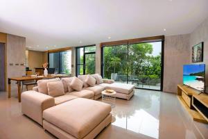 TV a/nebo společenská místnost v ubytování Nature-Inspired 2BR Duplex P12 with pool and gym