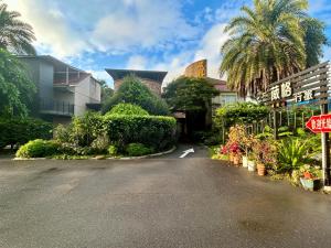 a street with a street sign and some plants at Wogo Hotel in Yilan City