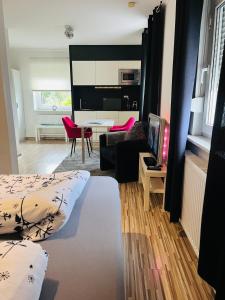 Una habitación con dos camas y una sala de estar. en Maxhof Trier, en Trier