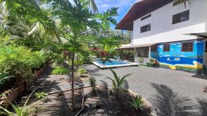 a courtyard of a house with a swimming pool at Casa de las Palmas, Residencia Isabella in Parrita