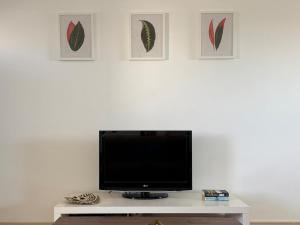 einen Flachbild-TV auf einem weißen Tisch in der Unterkunft Agia Marina - Rural Retreat, Shared Pool & Parking in Avgorou