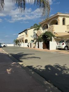 ein Gebäude mit einem Auto, das vor einer Straße parkt in der Unterkunft Agia Marina - Rural Retreat, Shared Pool & Parking in Avgorou