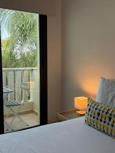 ein Schlafzimmer mit Bett und Blick auf einen Balkon in der Unterkunft Agia Marina - Rural Retreat, Shared Pool & Parking in Avgorou