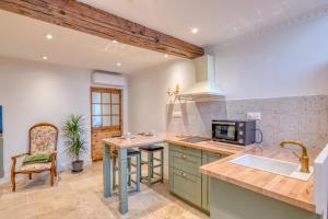 Η κουζίνα ή μικρή κουζίνα στο Le Buckingham - CNPE - Meximieux