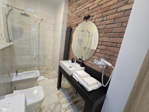 een badkamer met een wastafel en een spiegel bij Apartament Pałac Tryllingów in Białystok +11 foto's