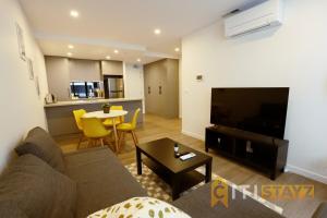 Μια τηλεόραση ή/και κέντρο ψυχαγωγίας στο Sunny Yellow, 1Bd 1Bth 1Car Apt - Woden CBD +23 φωτογραφίες