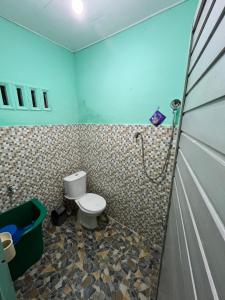 Ένα μπάνιο στο Sumatera Happy Track Tour Guest House