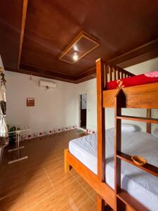 Ένα ή περισσότερα κρεβάτια σε δωμάτιο στο Sumatera Happy Track Tour Guest House