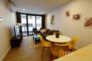Χώρος καθιστικού στο Sunny Yellow, 1Bd 1Bth 1Car Apt - Woden CBD