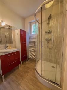 ベレームにあるJoli T3 au pied du Golf - The 19th Holeのシャワーと洗面台付きのバスルーム +40枚の写真