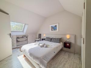 ベレームにあるJoli T3 au pied du Golf - The 19th Holeの大きな白いベッドと窓のある寝室