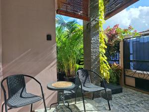 due sedie e un tavolo su un patio di Dacha a Bukittinggi