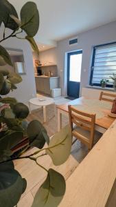 un salon avec une table et une chaise dans l'établissement Ferienunterkünfte Zwischen Meer & See, à Bansin