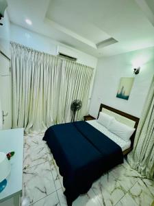 Ένα ή περισσότερα κρεβάτια σε δωμάτιο στο Palmstone Residence