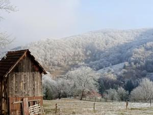 Čierny BlhにあるNa vŕškuの山を背景にした畑の古納屋