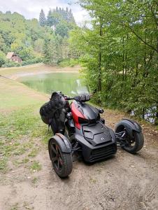 Čierny BlhにあるNa vŕškuの湖畔の未舗装路駐輪場