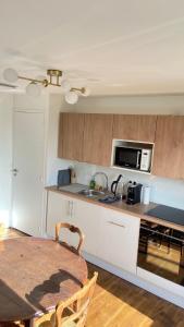 プレランにあるA 800 metres de la plage, maison de vacances, parking, terrasseのテーブルとカウンタートップのあるキッチン