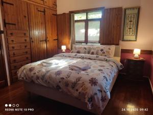 ルートラキにあるYaSou Summer Houseのベッドルーム1室(ベッド1台、ランプ2つ、窓付)