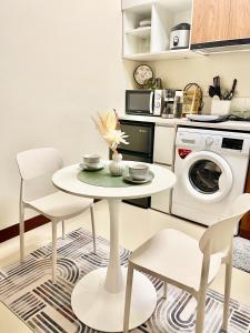 Kuchyň nebo kuchyňský kout v ubytování Casa Buena Minimalist Studio-Type Condo Unit