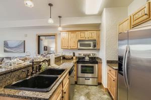 een keuken met een spoelbak en een koelkast bij Silverado Getaway 124 condo in Park West Ski Area Heliport