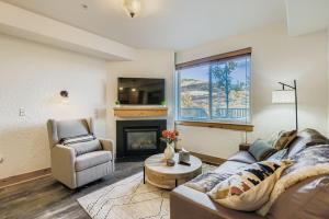 een woonkamer met een bank en een open haard bij Silverado Getaway 124 condo in Park West Ski Area Heliport