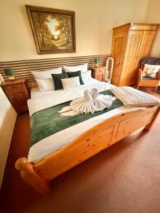 een slaapkamer met een groot bed met witte bloemen erop bij Hotel Elisabeth Ilse in Braunlage