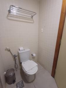 baño con aseo y cubo de basura en Flat Costa Mar, en Recife