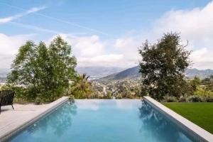 una piscina azul con vistas a la ciudad en Arsvile, en Maun