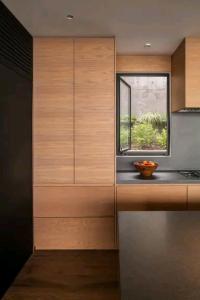 una cocina con ventana y un bol de fruta en una barra en Arsvile, en Maun