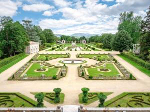 eine Luftaufnahme eines Palastes mit Garten in der Unterkunft Studio confortable avec jardin et parking à Cambo-les-Bains - FR-1-4-703 in Cambo-les-Bains + 9 Fotos