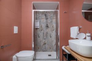 ナポリにあるPlebiscito Luxury Roomsのシャワー、トイレ、洗面台を備えたバスルーム +38枚の写真