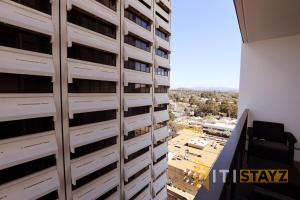 een uitzicht vanaf het balkon van een gebouw bij Red Rose Retreat - 1bd 1bth 1CarSp Apt in Lyons