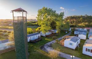 - une vue aérienne sur un petit village avec des maisons dans l'établissement Casa Nature's Avlis Bungalow 4XZ, à Pataias