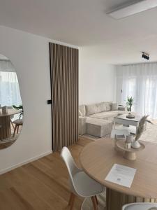 a white living room with a table and a couch at Rednitz Luxus House in Rednitzhembach